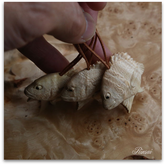 2008 鱗水の木彫魚 top